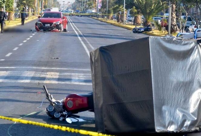 Fotonota: Muere motociclista al chocar con un automóvil en Neza