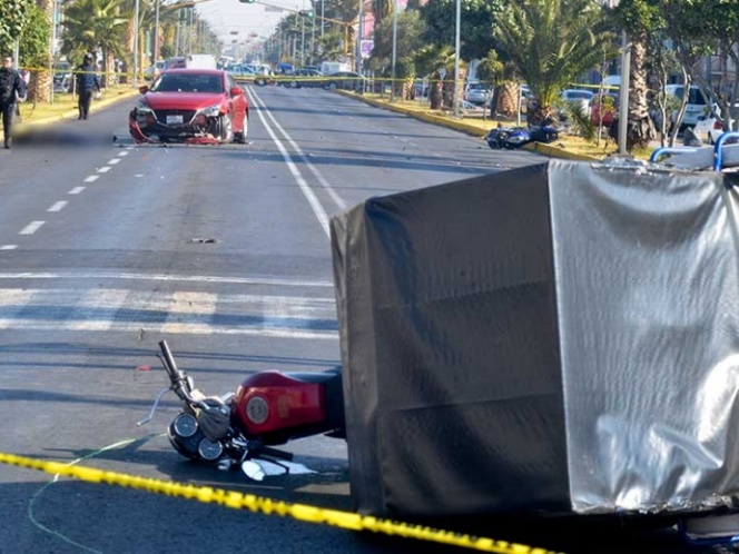 Fotonota: Muere motociclista al chocar con un automóvil en Neza