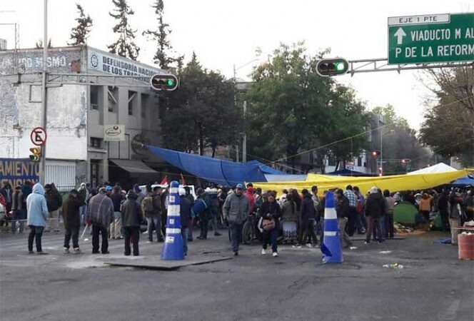 Campesinos bloquean avenida Bucareli, generan caos vial