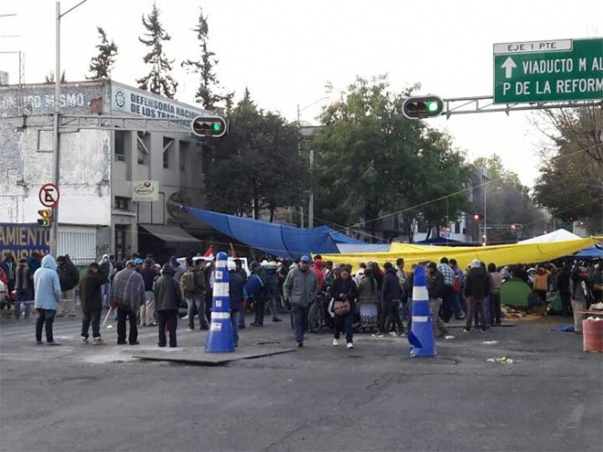 Campesinos bloquean avenida Bucareli, generan caos vial