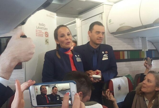 El Papa casa a dos miembros de la tripulación en vuelo a Iquique