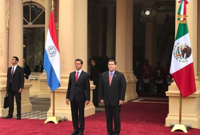Peña Nieto es recibido por el presidente de Paraguay