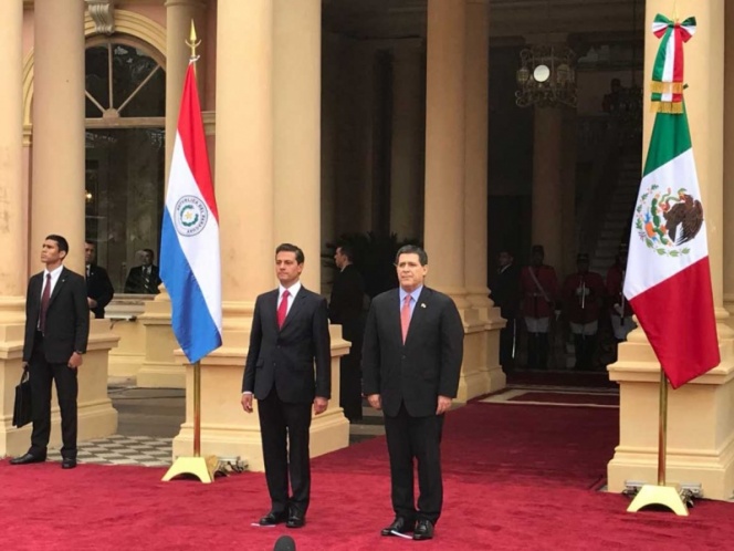 Peña Nieto es recibido por el presidente de Paraguay