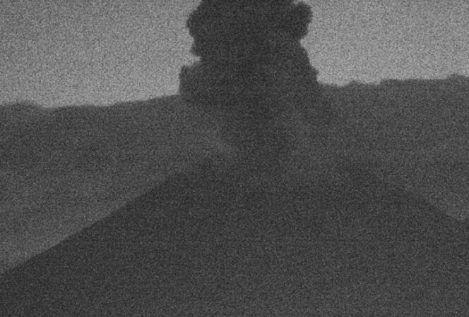Popocatépetl lanza fumarola con material incandescente