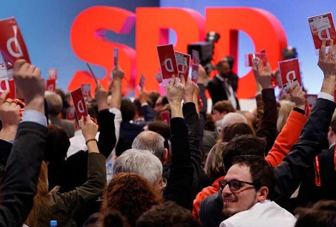 Aceptan socialdemócratas negociar coalición de gobierno con Merkel