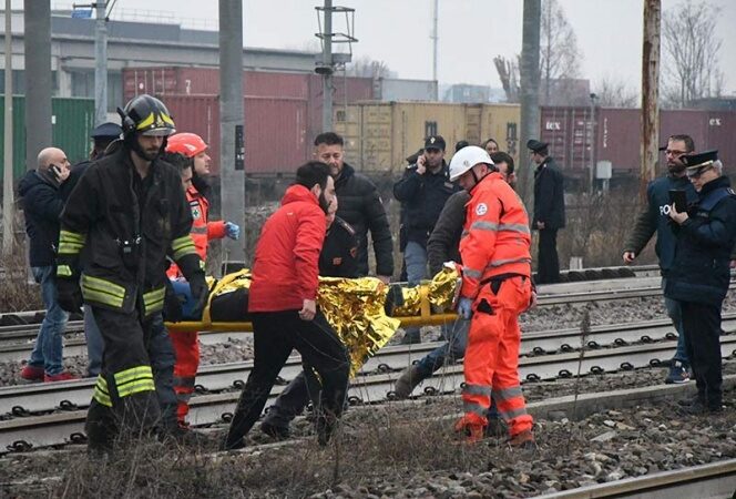 Se descarrila tren en Milán; reportan 3 muertos