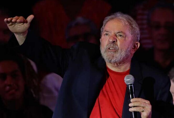Lula entrega su pasaporte después de que se le prohibió salir de Brasil