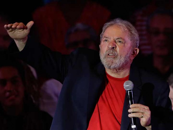 Lula entrega su pasaporte después de que se le prohibió salir de Brasil