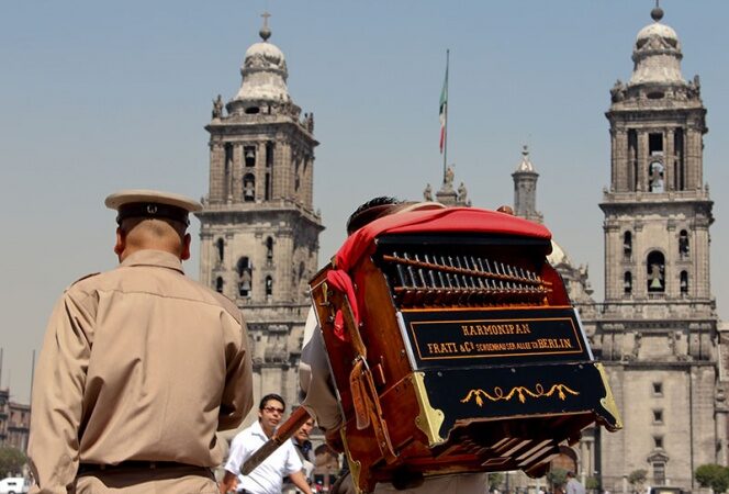 Organilleros… una tradición que muere lentamente en la CDMX