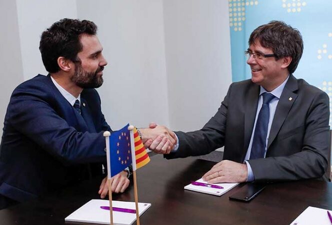 Puigdemont pide ayuda al Parlamento catalán para investidura