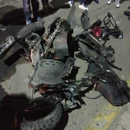 (VIDEO): Jóvenes persiguen a camión de gas que destrozó una moto en Ecatepec