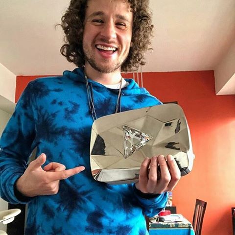 ¡Luisito Comunica recibió tremendo regalo de YouTube! 