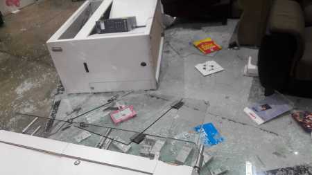 Saqueadores destrozan y roban mercancía de tienda Elektra