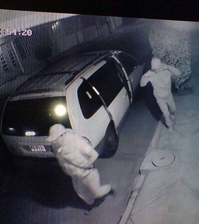 (VIDEOS) Delincuentes se bajan de una camioneta y asaltan a vecinos