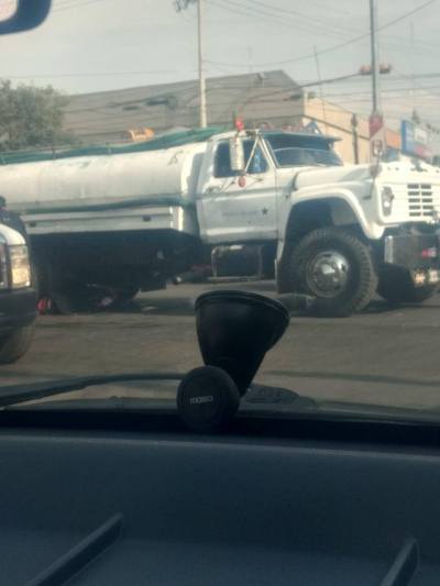 #ÚLTIMO | PIPA de AGUA atropella a un motociclista en la Avenida R1