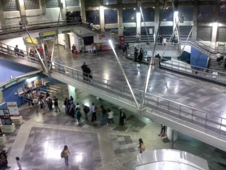 ALERTA: Asalto en la línea B del Metro; amagan con navajas a pasajeros de vagón