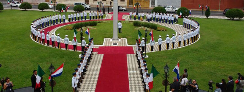 Reciben a EPN con bandera de ITALIA durante gira en Paraguay