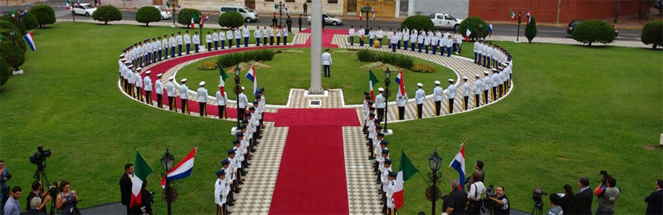 Reciben a EPN con bandera de ITALIA durante gira en Paraguay