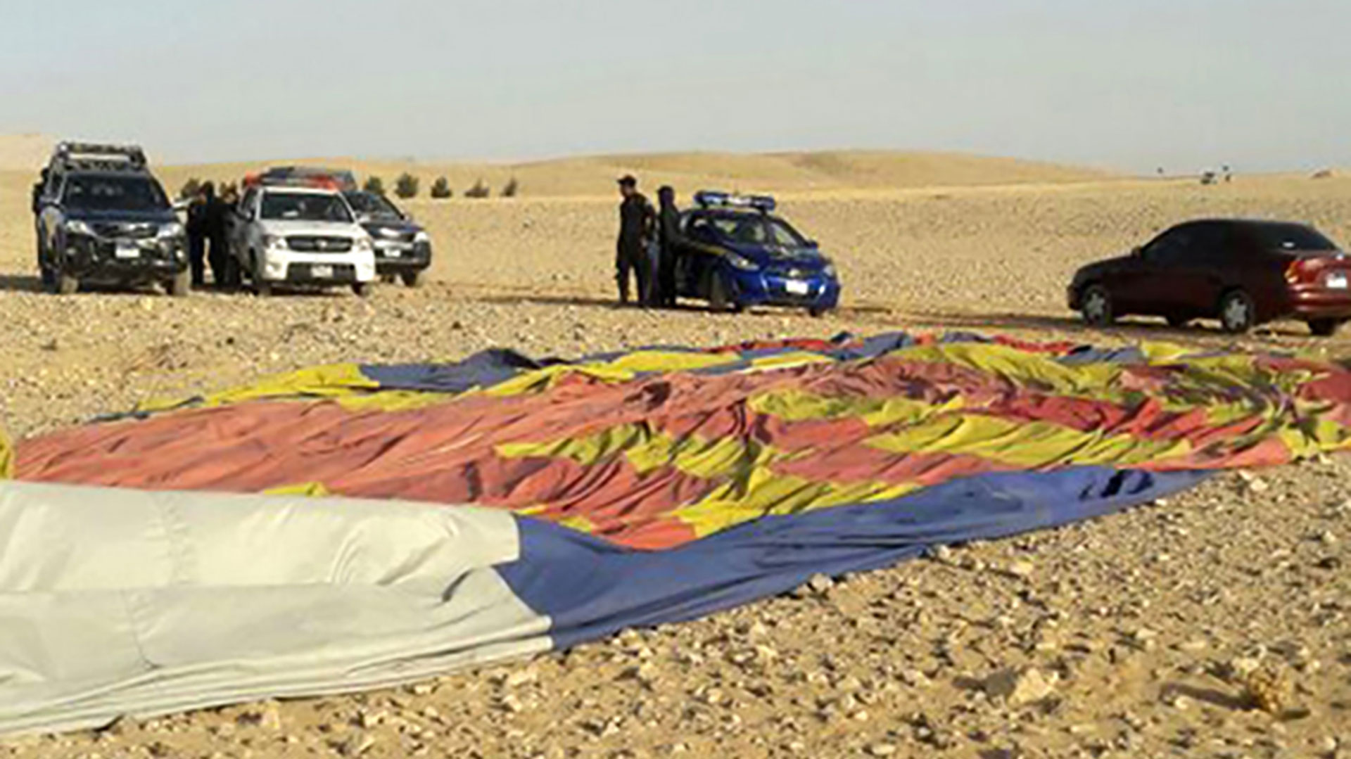 Una persona murió y 12 resultaron heridas al estrellarse un globo aerostático con turistas en Egipto