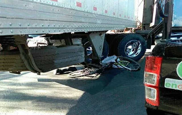 Mujer en bicicleta muere arrollada por tráiler en la Vía Morelos