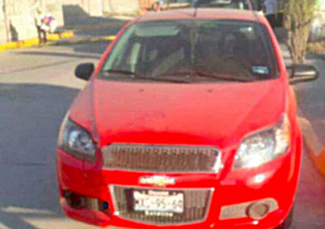 Abandonan coche con dos personas muertas en la cajuela en ECATEPEC