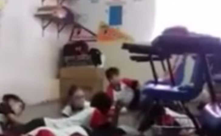 Maestra obligó a niños a arrojarse al piso. Dijo que era un simulacro pero afuera llovían las balas