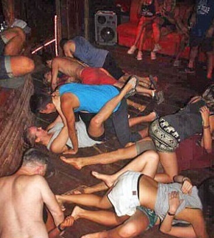 Realizaron un intenso baile desenfrenado Pero al poco tiempo la policía de Cambodia los arrestó |