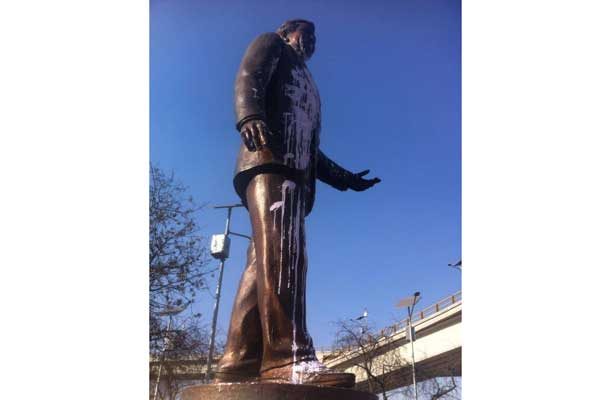 VANDALIZAN la estatua de Alfredo del Mazo en Toluca