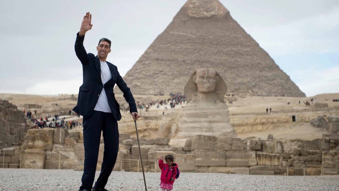 Cumbre récord en Egipto la mujer más pequeña del mundo se reunió con el hombre más alto |