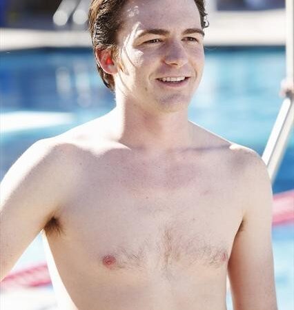 Drake Bell se despojó de su ropa y mostró su impresionante