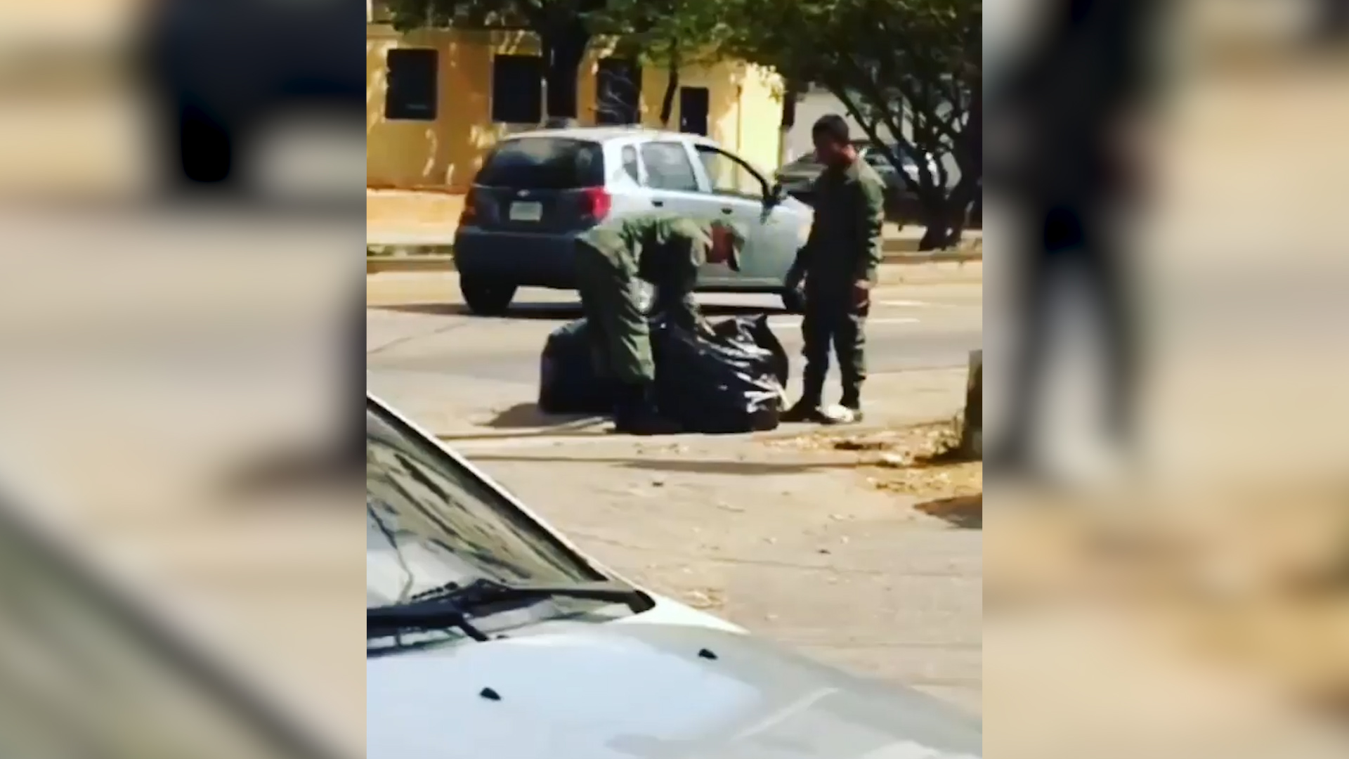 El video que muestra el hambre que Maduro intenta ocultar: hasta los militares revuelven la basura por comida