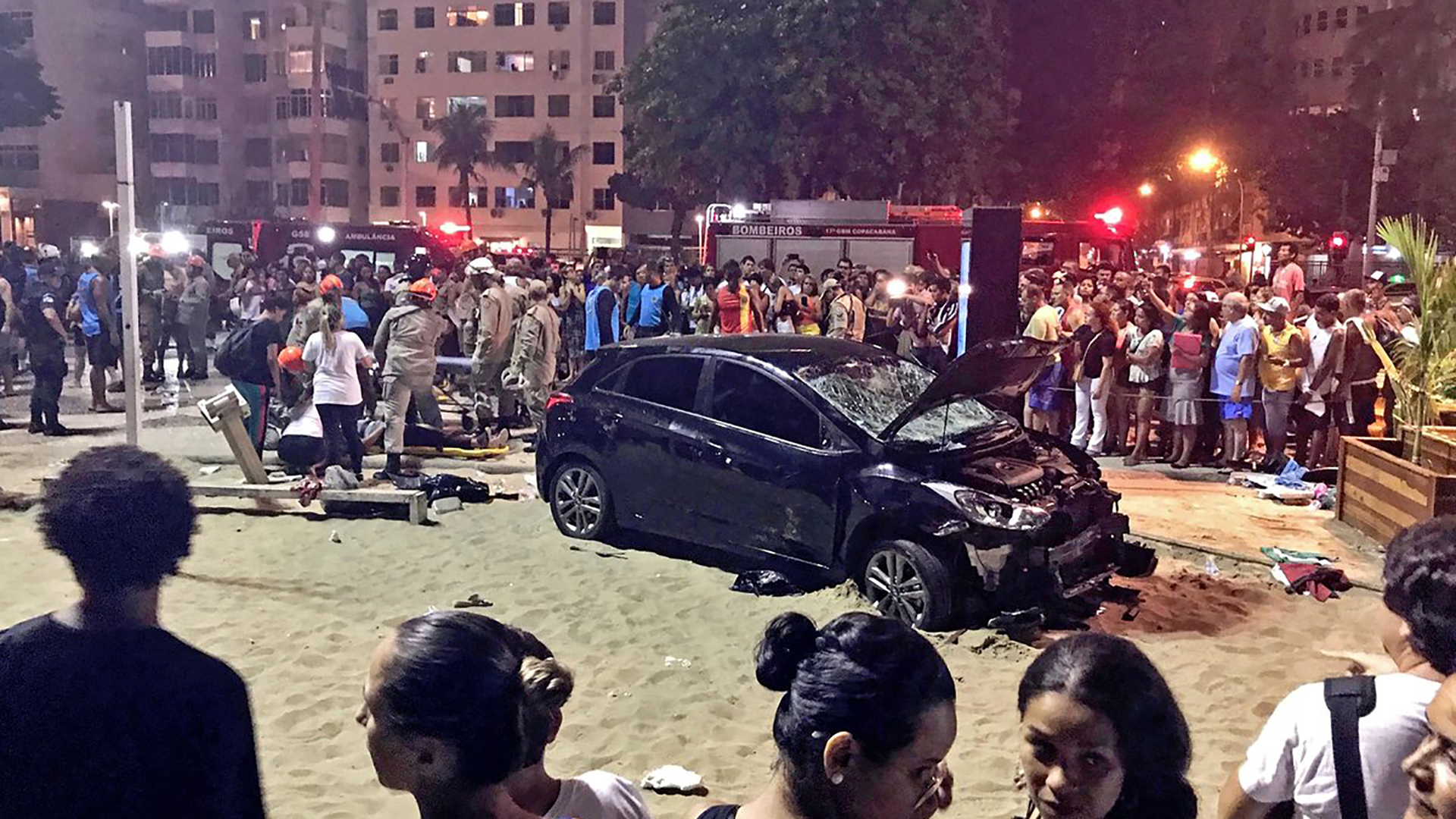 Un hombre perdió el control de su auto en la playa de Copacabana: un bebé muerto y 15 heridos