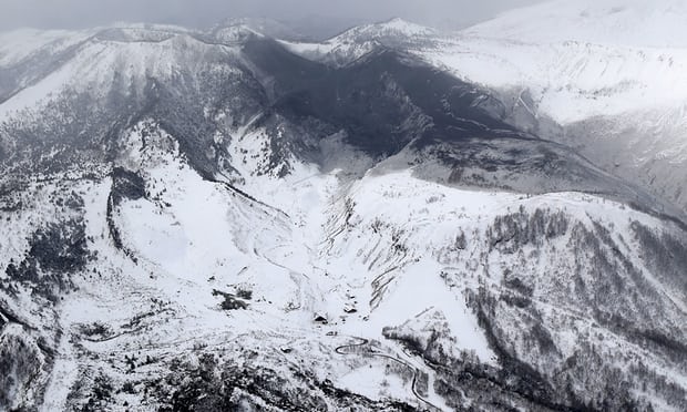 Un muerto y al menos 15 heridos tras una erupción volcánica y una avalancha en una estación de esquí en Japón