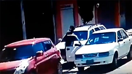 (VIDEO): Graban a delincuentes del Tsuru blanco robando a plena luz del día en Ecatepec