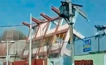 (VIDEO): Derrumban enorme muro en escuela de Ecatepec; había niños en el plantel