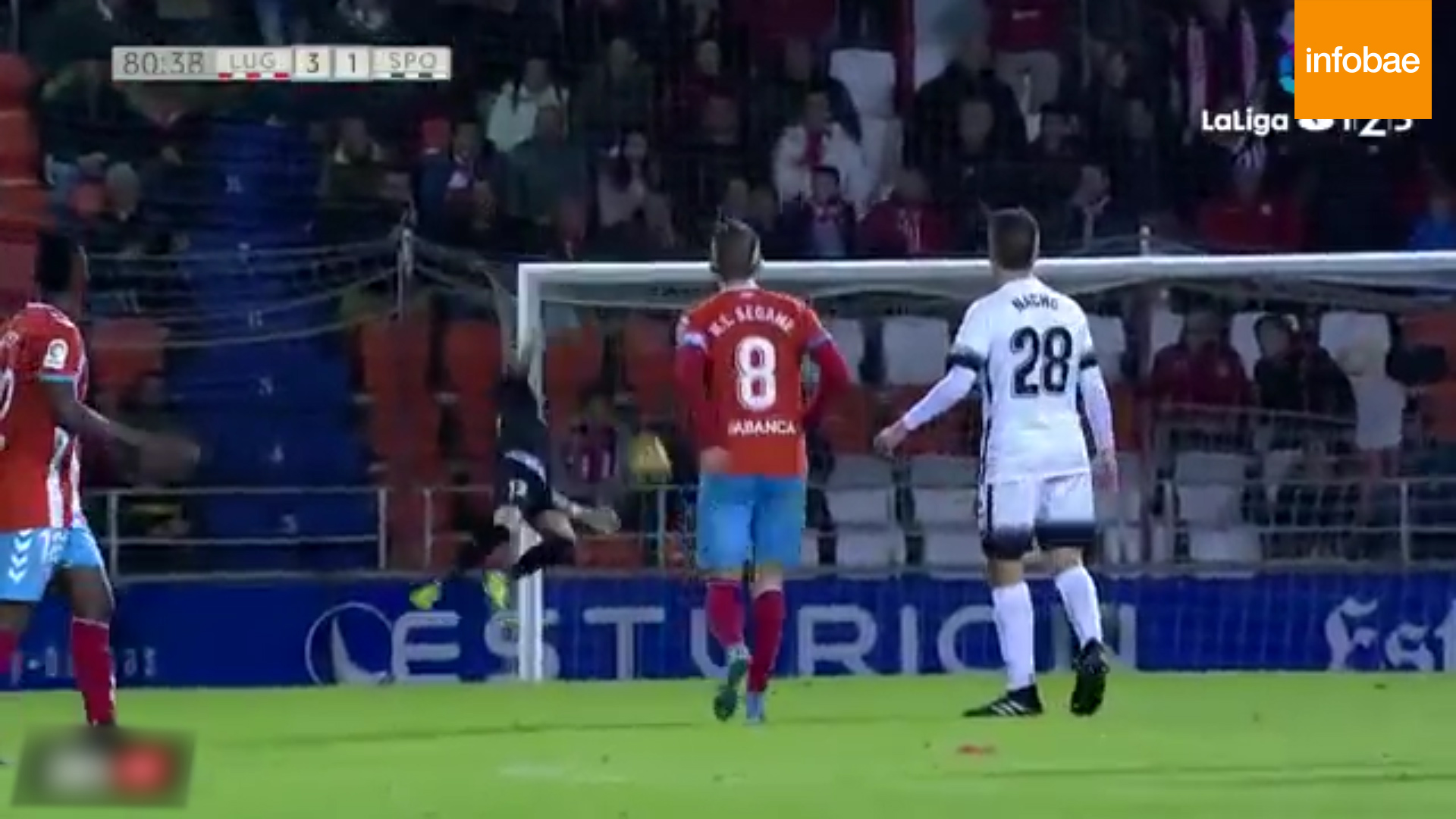 El gol desde atrás de mitad de cancha de un arquero en España