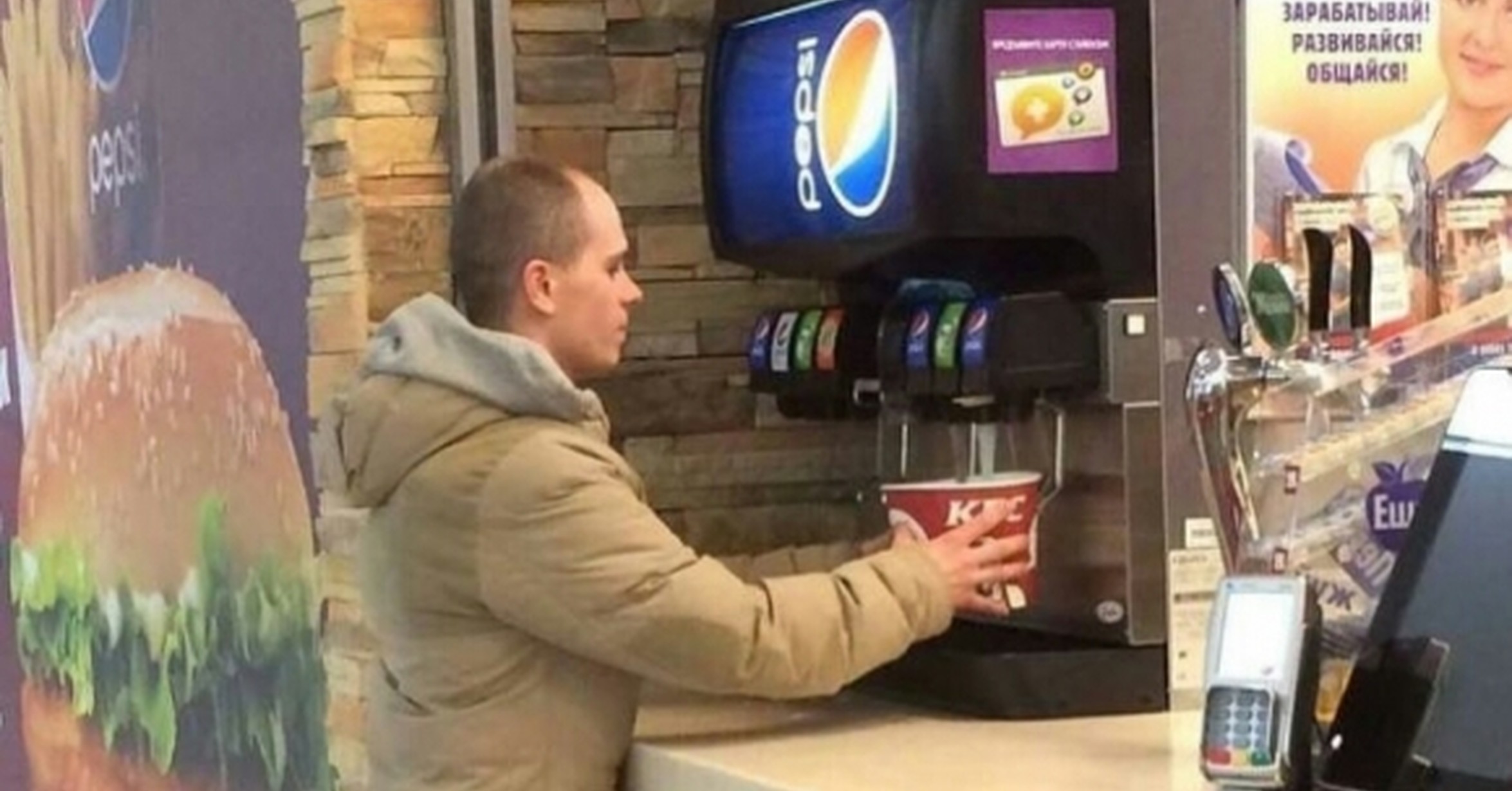 Así respondió KFC al ver la foto viral del hombre que llenó una cubeta de pollo con refresco