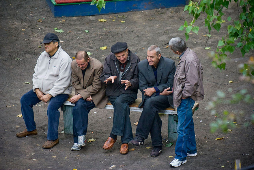 Durante 10 años fotografió la misma banca que veía desde su ventana. Capturó más cosas de lo que esperaba