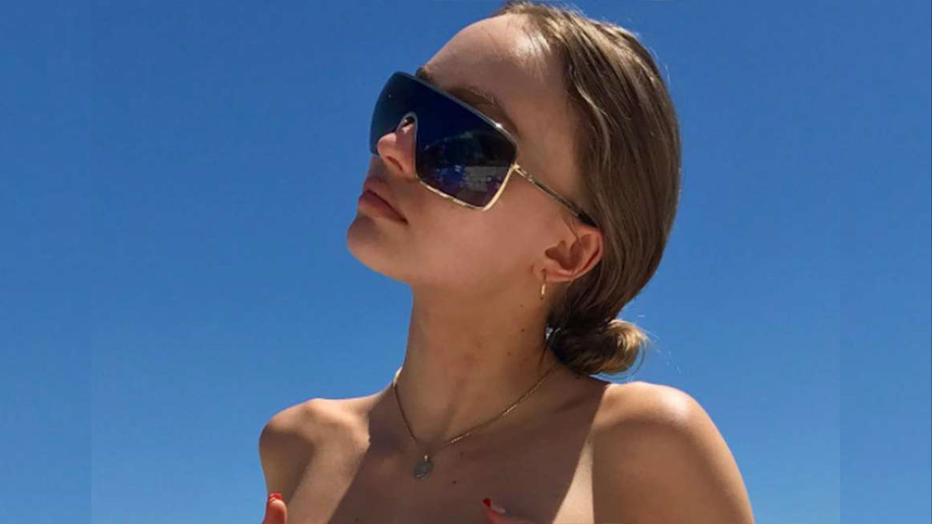 El destape de la hija de Johnny Deep: publicó una sexy foto en topless en la playa