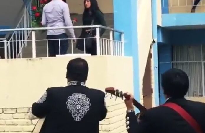 BATEAN a chico que llego con mariachi a pedir perdón 