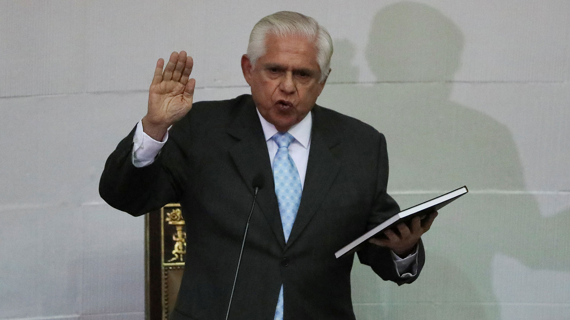 Juró el nuevo presidente del Parlamento venezolano, el opositor Omar Barboza