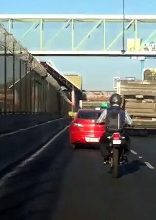 (VIDEO): Niño casi se cae de un auto a alta velocidad en Avenida Central