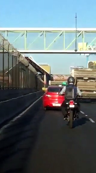 (VIDEO): Niño casi se cae de un auto a alta velocidad en Avenida Central