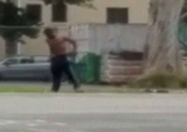 WTF?! Profesor de primaria se desnuda en plena clase (VIDEO)