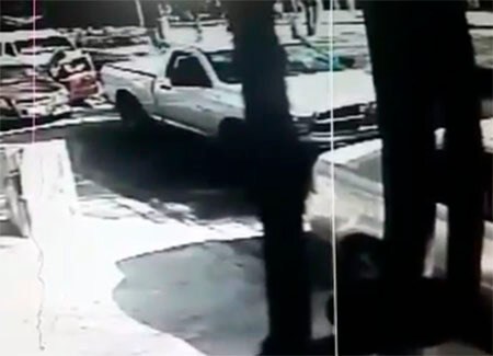 (VIDEO): Rateros armados amagan a mujeres y niños para llevarse 3 autos de una casa