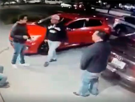 (VIDEO): Rateros llegan a un negocio y se llevan dos autos de lujo de un solo golpe