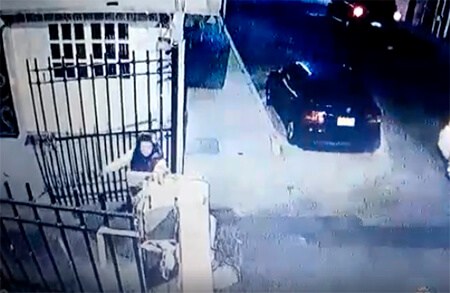 (VIDEO): Delincuentes armados le quitan su coche a un hombre al llegar a su casa