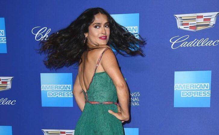 ¡Mexicanísima! Salma Hayek se echa el jarabe tapatío en un evento