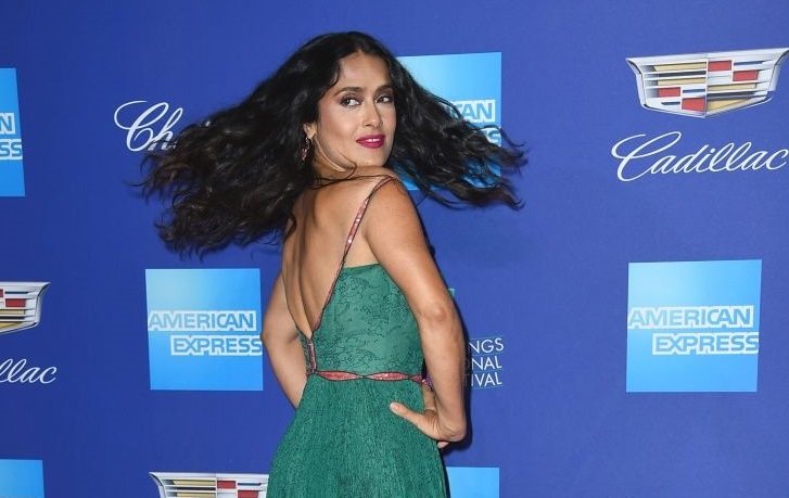 ¡Mexicanísima! Salma Hayek se echa el jarabe tapatío en un evento