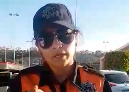 (VIDEO): Ciudadano impide que policías extorsionen con 3 mil pesos a taxista